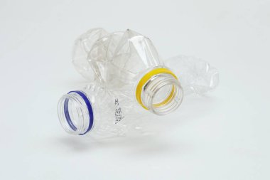 Beyaz arkaplanda plastik şişe atığı grubu