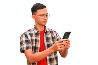 Cep telefonu tutan Asyalı bir adam.