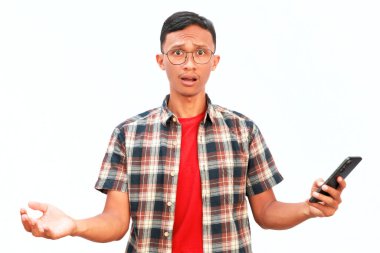 Elinde cep telefonu olan Asyalı bir adam şaşırmış bir ifadeyle