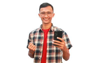 Asyalı bir adam cep telefonu tutarken gülümsüyor..