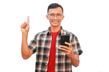 Asyalı bir adam cep telefonu tutarken gülümsüyor..