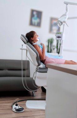 Dişçi hastanesindeki genç kız. Yüksek kalite fotoğraf