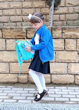 Sırt çantalı liseli kız