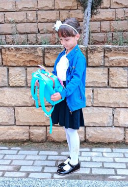 Sırt çantalı liseli kız