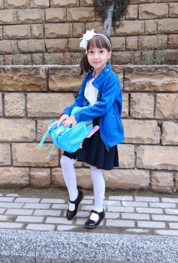 Sırt çantalı liseli kız