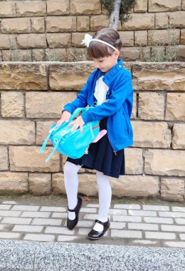 Sırt çantalı liseli kız