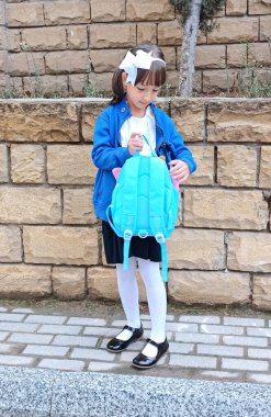 Sırt çantalı liseli kız