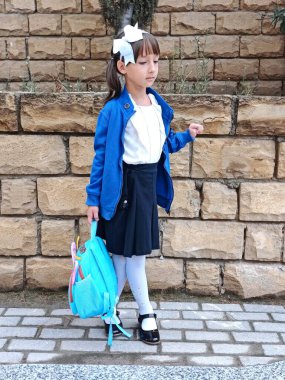 Sırt çantalı liseli kız