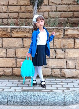 Sırt çantalı liseli kız