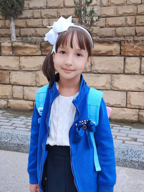 Sırt çantalı liseli kız