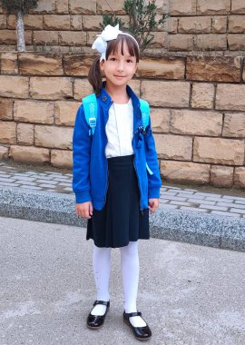 Sırt çantalı liseli kız