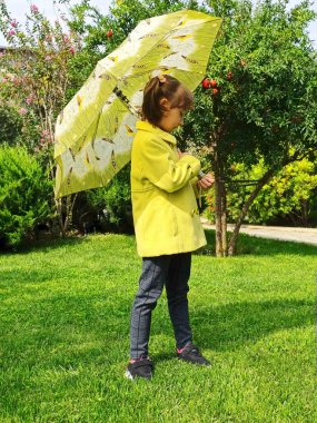 Parkta şemsiyeli küçük kız 