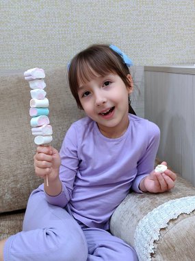 Kız marşmelov yiyor. Yüksek kalite fotoğraf