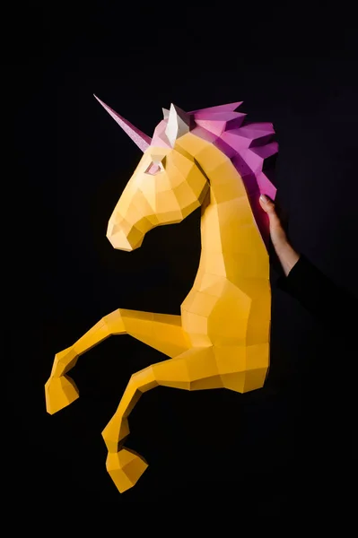 Las Manos Sostienen Unicornio Obras Arte Papel Unicornio Modelo Copiar — Foto de Stock