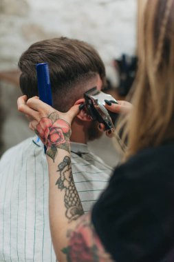 dövme kızdan tehlikeli araba çekti ve istemcinin işyerinde traş