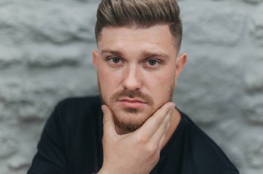 Kim kabul etti ve kesilmiş bir berber dükkanı bir adam portresi