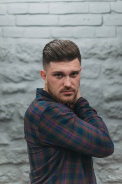 tıraş ve saç kesimi sonra oluşturduğu bir insan portresi