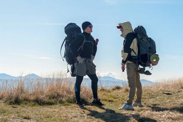 Glada Turister Med Ryggsäckar Ukrainska Karpaterna — Stockfoto