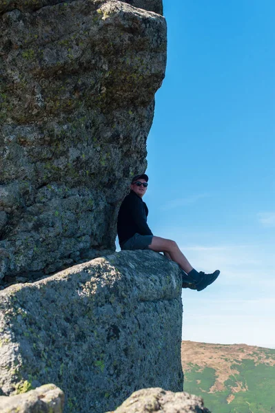 Турист Сидить Скелі Відчуває Повну Свободу — стокове фото