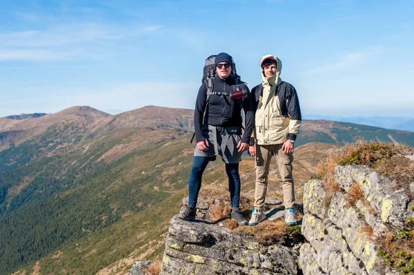 Dos Aventureros Están Borde Acantilado Detrás Las Majestuosas Montañas Ucrania — Foto de Stock