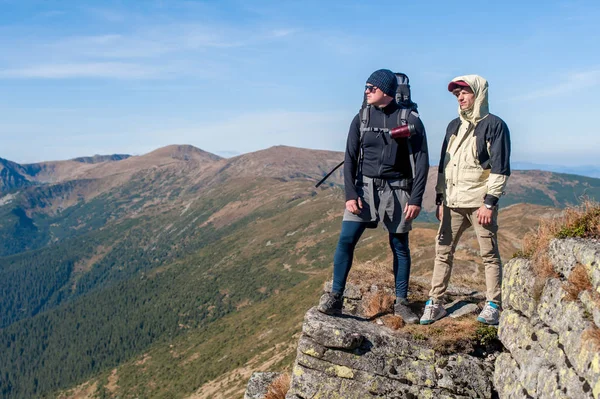 Twee Avonturiers Staan Rand Van Een Klif Kijken Naar Enorme — Stockfoto