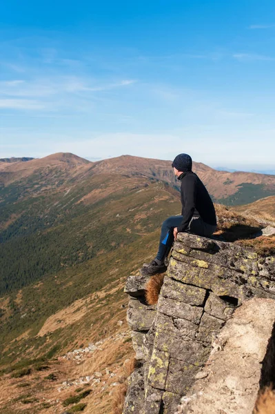 Samotny Turysta Siedzi Skale Środku Urwiska Podziwia Natura — Zdjęcie stockowe