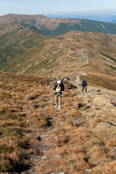 Att Övervinna Turister Ukrainska Bergstopparna — Stockfoto