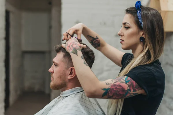 Profesjonalne Wykonanie Jego Robota Salon Fryzjerski Dziewczyna Tatuażu — Zdjęcie stockowe