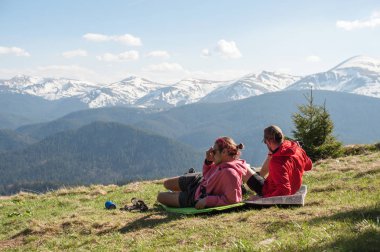 İki gezginler uyku tulumları üstüne yatan ve dağların hayran