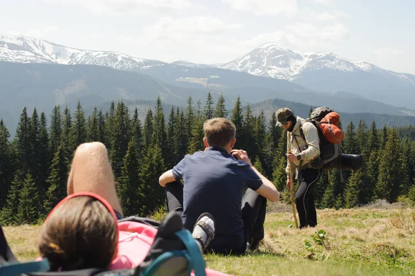 Gelukkig Toeristen Grond Liggen Genieten Van Het Uitzicht Vanaf Top — Stockfoto