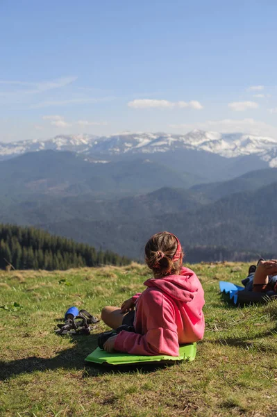 Gelukkig Toeristische Reiziger Grond Liggen Genieten Van Het Uitzicht Vanaf — Stockfoto