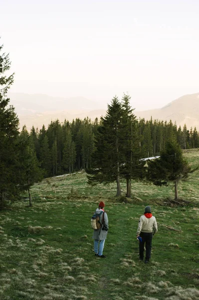 Två Framgångsrika Hiker Vänner Njuta Utsikten Bergstopp — Stockfoto