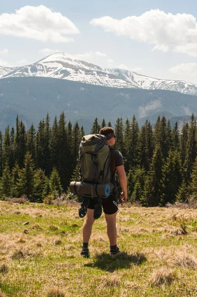 Τυχοδιώκτης Στέκεται Στην Πλαγιά Του Καταπράσινου Βουνού Θαυμάζοντας Τέντωμα Δασώδεις — Φωτογραφία Αρχείου