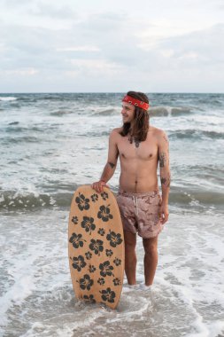 Onun Surfboard - Hipster için yüksek dalgalar kumsalda - doğa sporları kavramı bekleyen tutar sörfçü adam