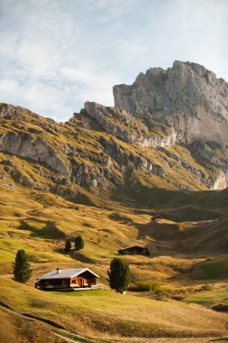 South Tyrol Yüce dağlarda arka planı ev