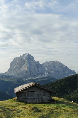 South Tyrol Yüce dağlarda arka planı ev