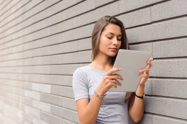 Dijital tablet kullanan genç iş kadını