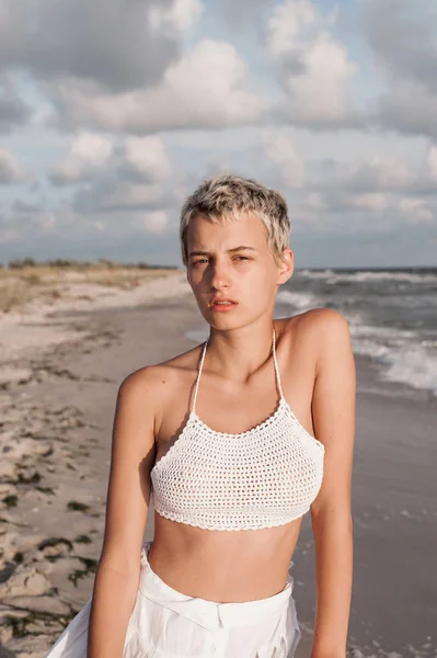 Portrait Une Jeune Femme Heureuse Avec Une Longue Robe Blanche — Photo