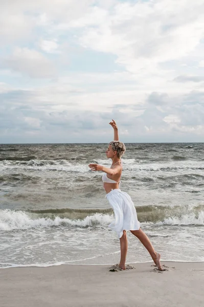 Cantik Pirang Menari Pantai Dengan Gaun Putih — Stok Foto