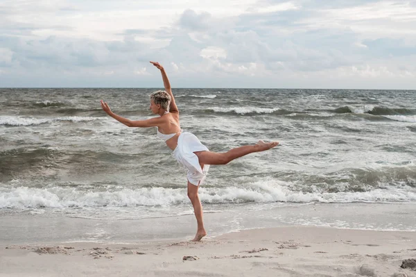 Pemuda Cantik Balerina Menari Dan Berpose Luar Laut Latar — Stok Foto