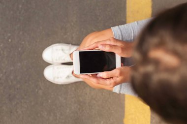 Sahibi ve bir akıllı telefon ile siyah bir boş ekran kullanarak iş kadını.