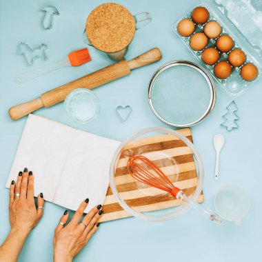 Pişirme veya arka plan çerçeve pişirme. Malzemeler, kek pişirme için mutfak öğeleri. Mutfak eşyaları, un, badem, tarçın, yağ. Metin alanı, üstten görünüm.