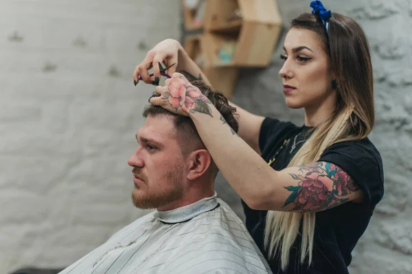 Exécution Professionnelle Son Robot Dans Salon Coiffure Fille Tatouage — Photo