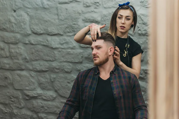 Coiffure Pour Une Personne Qui Été Coupée Dans Salon Coiffure — Photo