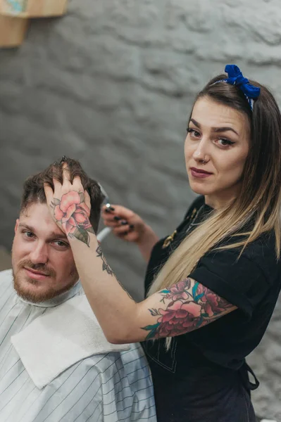 Fille Dans Tatouage Rase Une Lame Tranchante Sur Lieu Travail — Photo