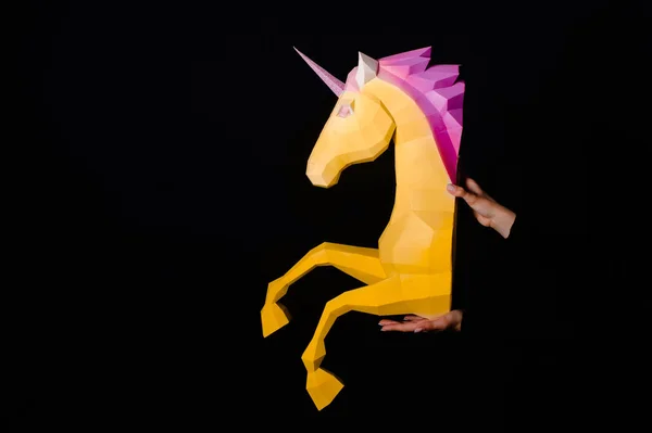 Hände Halten Einhorn Kunstwerk Modell Einhorn Papercraft Kopierraum — Stockfoto
