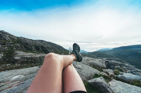 Turist Ayakları Kaya Yukarıda Koymak — Stok fotoğraf