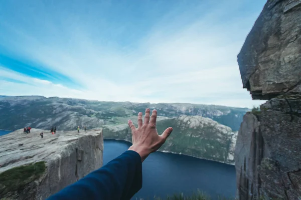 Händer Som Sträcker Sig Mot Himlen Norge Preikestolen — Stockfoto