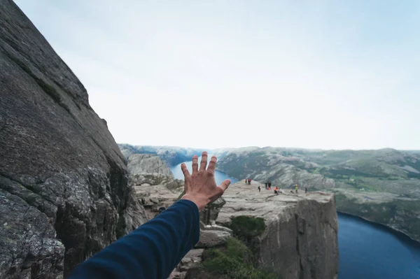 Manos Que Extienden Hacia Cielo Noruega Preikestolen — Foto de Stock