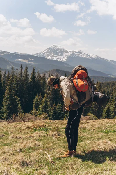 Adventurer Standing Green Mountain Slope Admiring Wooded Hills Stretch Horizon — Stock Photo, Image